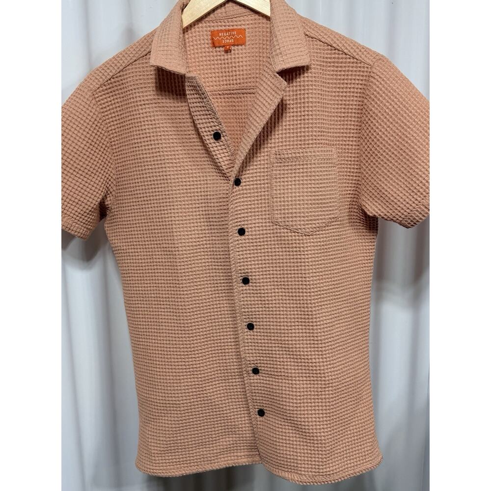 Negative Space Waffle Knit Button Down Camp Shirt Tan Peach Resort Men's Sz Sm